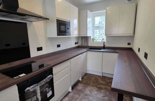 Cranbrook Apartment | Spacious Apartment Sleeps 2 with Parking, newly refurbished