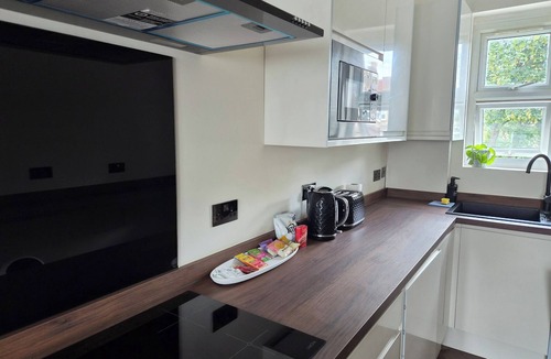 Cranbrook Apartment | Spacious Apartment Sleeps 2 with Parking, newly refurbished