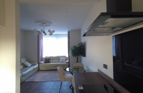 Cranbrook Apartment | Spacious Apartment Sleeps 2 with Parking, newly refurbished