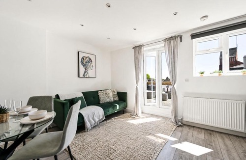 Ealing Apartment | Spacious Ealing Broadway 1Bed Flat - Terrace & Near Tube