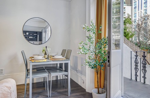 West Kensington Apartment | Spacious Elegant Garden Flat | Balcony + Private Entrance | Kensington Olympia