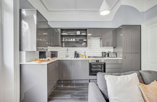 West Kensington Apartment | Spacious Elegant Garden Flat | Balcony + Private Entrance | Kensington Olympia