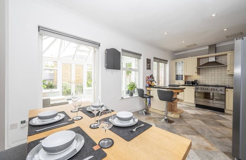 Surbiton House | Spacious Family Home with Garden and Parking - Pass the Keys