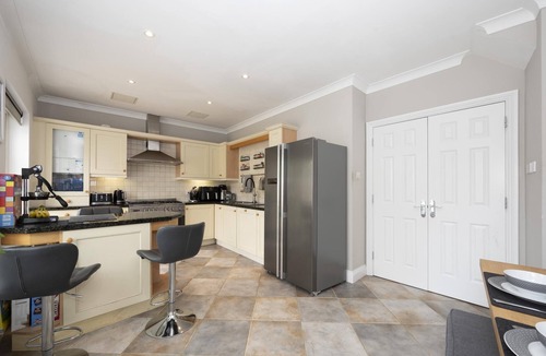 Surbiton House | Spacious Family Home with Garden and Parking - Pass the Keys