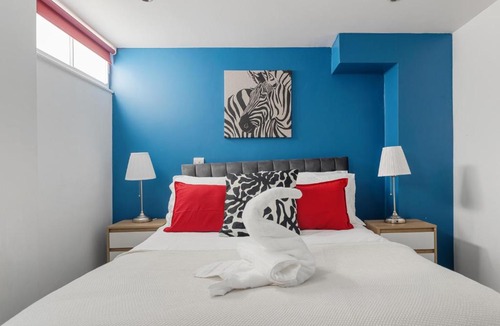 Somers Town Apartment | Spacious Garden Escape | Walk to Kings Cross