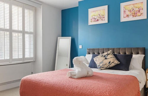 Somers Town Apartment | Spacious Garden Escape | Walk to Kings Cross