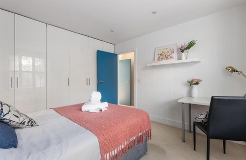 Somers Town Apartment | Spacious Garden Escape | Walk to Kings Cross