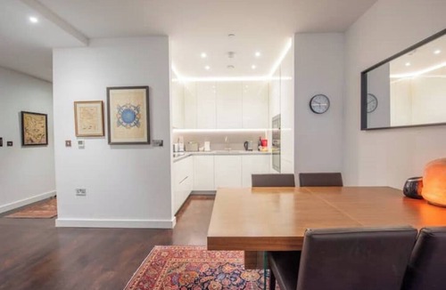 Nine Elms Apartment | Spacious Manhattan Style 2BR 2Bath Flat | Gym | Balcony | 2 mins to Tube | AC