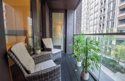 Nine Elms Apartment | Spacious Manhattan Style 2BR 2Bath Flat | Gym | Balcony | 2 mins to Tube | AC