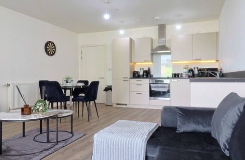 Wembley Central Apartment | Spacious Modern 2BR In Wembley Stadium l Sleeps 8