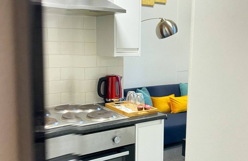 Queen's Park Apartment | Standard Studio Ensuite with Shower