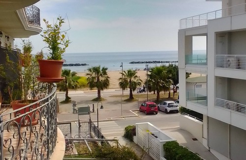 Roseto degli Abruzzi Apartment | Studio apartment with side balcony with sea view