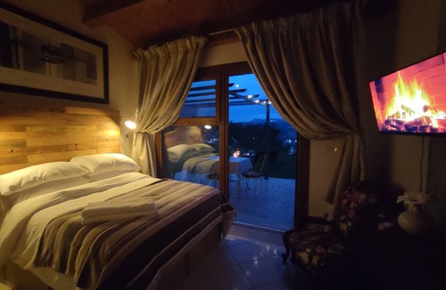 Penne Apartment | Studio apartment with hot tub and patio in peaceful countryside!
