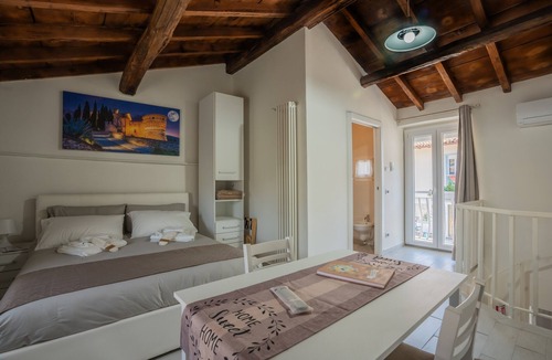 Cellatica Apartment | Studio 'Re Desiderio' with Wi-Fi and Air Conditioning
