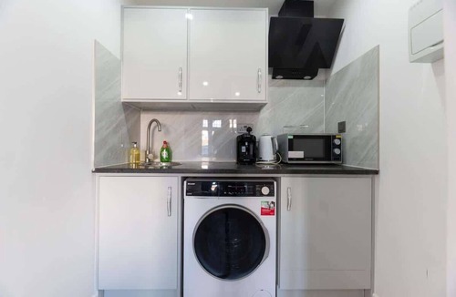 Epsom Condo | Studio with Access to Central London - EV charger