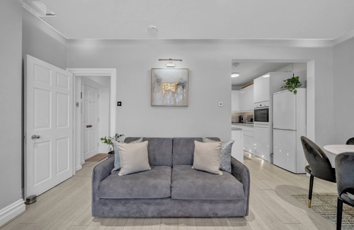 Chelsea Apartment | Stunning 2 bed townhouse in Chelsea on ground floor/private entrance