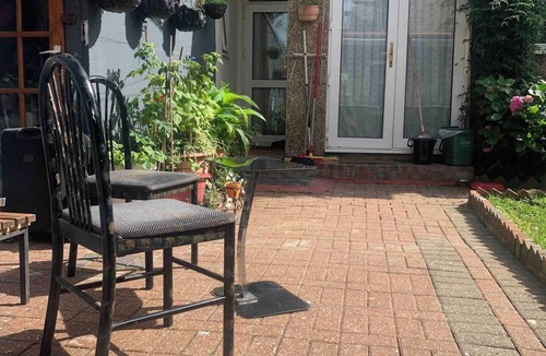 London Borough of Hounslow Apartment | Stunning ground floor studio apartment in Hounslow near Heathrow airport