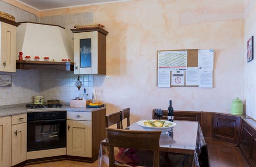 Lake Bracciano Villa | Stunning private villa for 14 people with A/C, private pool, WIFI, TV, patio and pets allowed