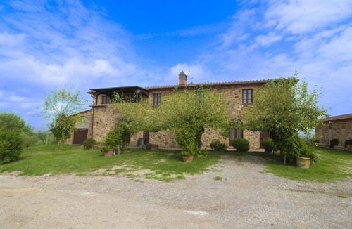Torrita di Siena Villa | Stunning private villa for 15 people with WIFI, private pool and TV, close to Montepulciano