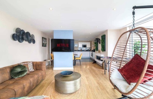 Island Gardens Apartment | Stunning Thames River Apartment w/Balcony Sleeps 6