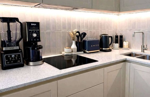 Chiswick Apartment | Stylish 2-Bed Apartment with Patio in Chiswick
