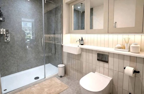 Chiswick Apartment | Stylish 2-Bed Apartment with Patio in Chiswick