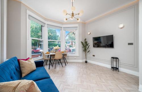 Acton Apartment | Stylish 2-Bed Garden Flat — West London Sleeps 5