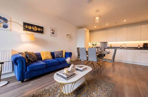 Park Royal Apartment | Stylish 3Bed 2Bath: Quick Tubes to City & Wembley