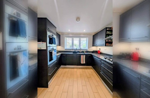 Sutton West Apartment | Stylish 5BDR Retreat with Parking and Fast WiFi