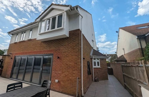 Sutton West Apartment | Stylish 5BDR Retreat with Parking and Fast WiFi