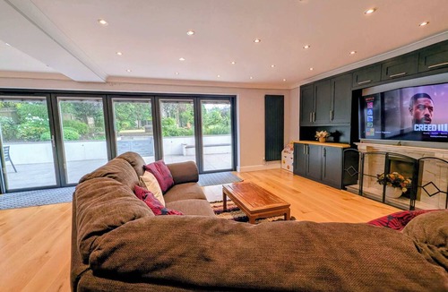 Sutton West Apartment | Stylish 5BDR Retreat with Parking and Fast WiFi