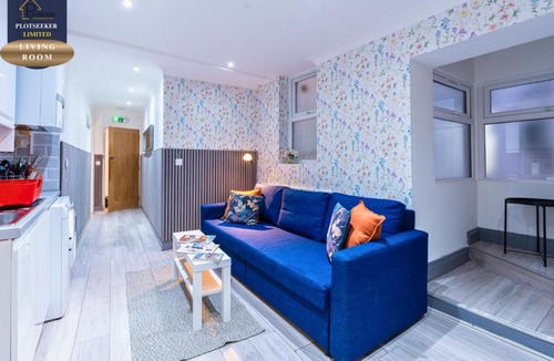 West Kensington Apartment | Stylish 6BR 6 En-Suite Showers Sleeps 16