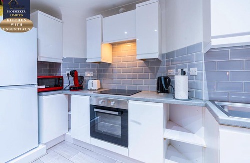 West Kensington Apartment | Stylish 6BR 6 En-Suite Showers Sleeps 16