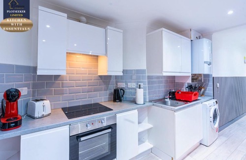West Kensington Apartment | Stylish 6BR 6 En-Suite Showers Sleeps 16