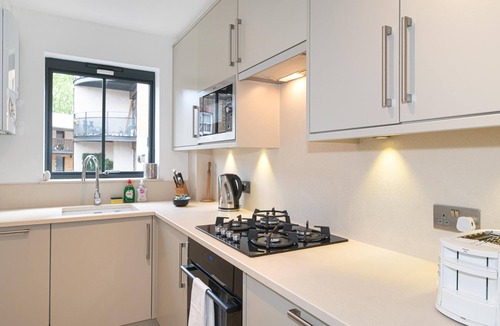 Riverside Apartment | Stylish Dockside Flat Near Tower Bridge - Pass the Keys