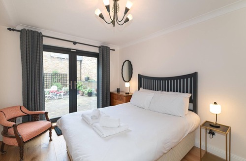 Riverside Apartment | Stylish Dockside Flat Near Tower Bridge - Pass the Keys