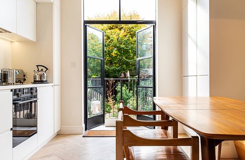 Clissold Apartment | Stylish Garden Flat Near Stoke Newington