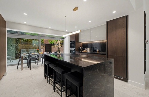Parsons Green and Walham House | Stylish London Rental with Sunny Patio