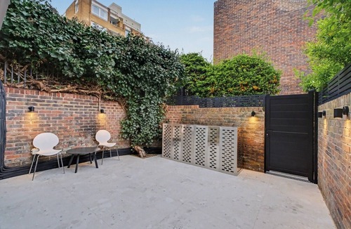Parsons Green and Walham House | Stylish London Rental with Sunny Patio