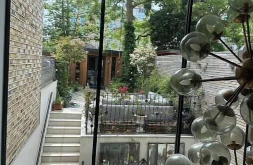 Queen's Park Apartment | Stylish Mid Century Double Room & En Suite Shower Room Queen’s Park London NW6