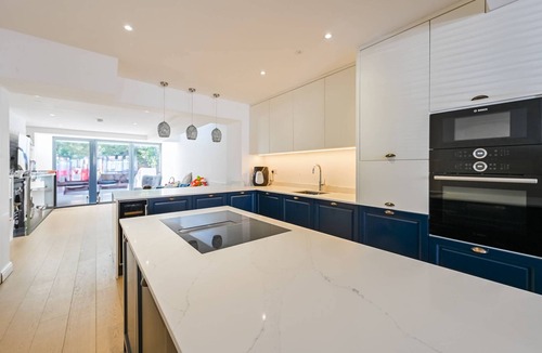 Plaistow South House | Stylish Retreat Private Garden & Hot Tub in London