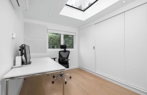 Plaistow South House | Stylish Retreat Private Garden & Hot Tub in London