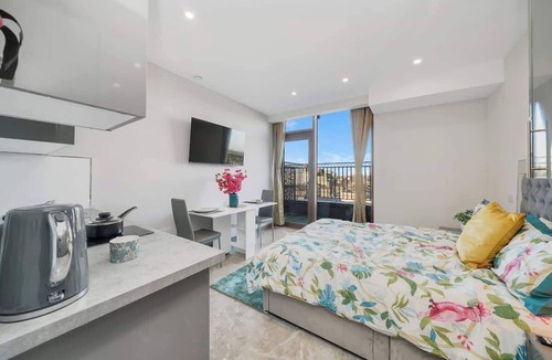 Cranbrook Apartment | Stylish Studio w/Private Balcony Near Ilford Station