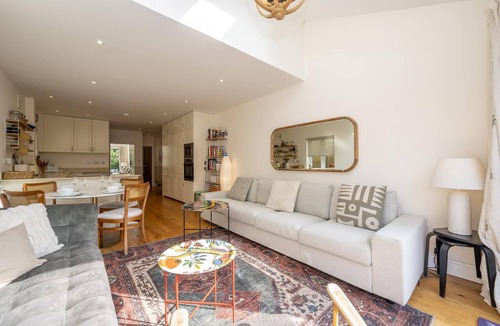 St. Mark's House | Stylish Surbiton Home | 7-Min Walk to Station - Pass the Keys