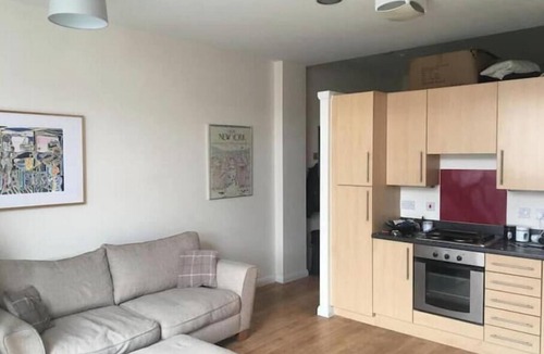 Askew Apartment | Stylish West London Loft with Terrace, Fast WiFi & Great Transport Links