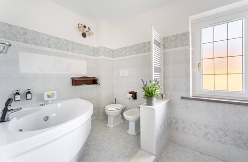 Ciampino Bed & Breakfast | Suite elegante e Romantica con Vasca Idromassaggio e Divano Letto