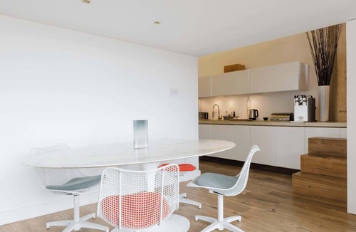 Victoria Apartment | Sunny 1BD Loft Style Flat in the Heart of Hackney