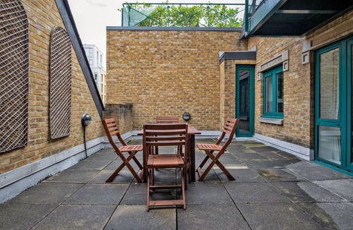 Bishop's Apartment | Sunny Waterloo Studio w/Doorman, nr Waterloo Station, by Blueground