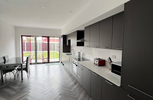 Cranbrook House | Terrific 5bedroom house with WiFi ,2 min walk to RedBridge underground station
