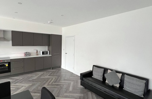 Cranbrook House | Terrific 5bedroom house with WiFi ,2 min walk to RedBridge underground station